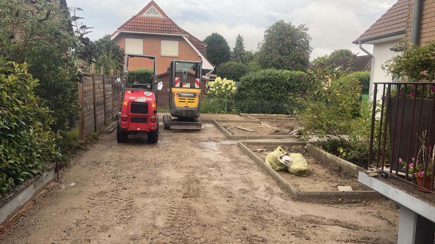 Radlader und Minibagger bei Erdarbeiten im Garten von Stein Profi