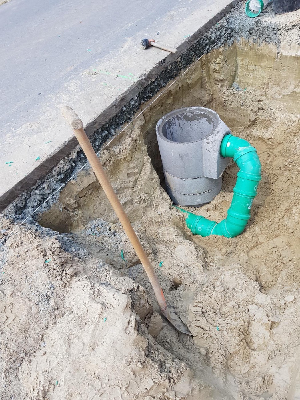 Kontrollschacht mit Regenwasserleitungen im Außenbereich von Stein Profi