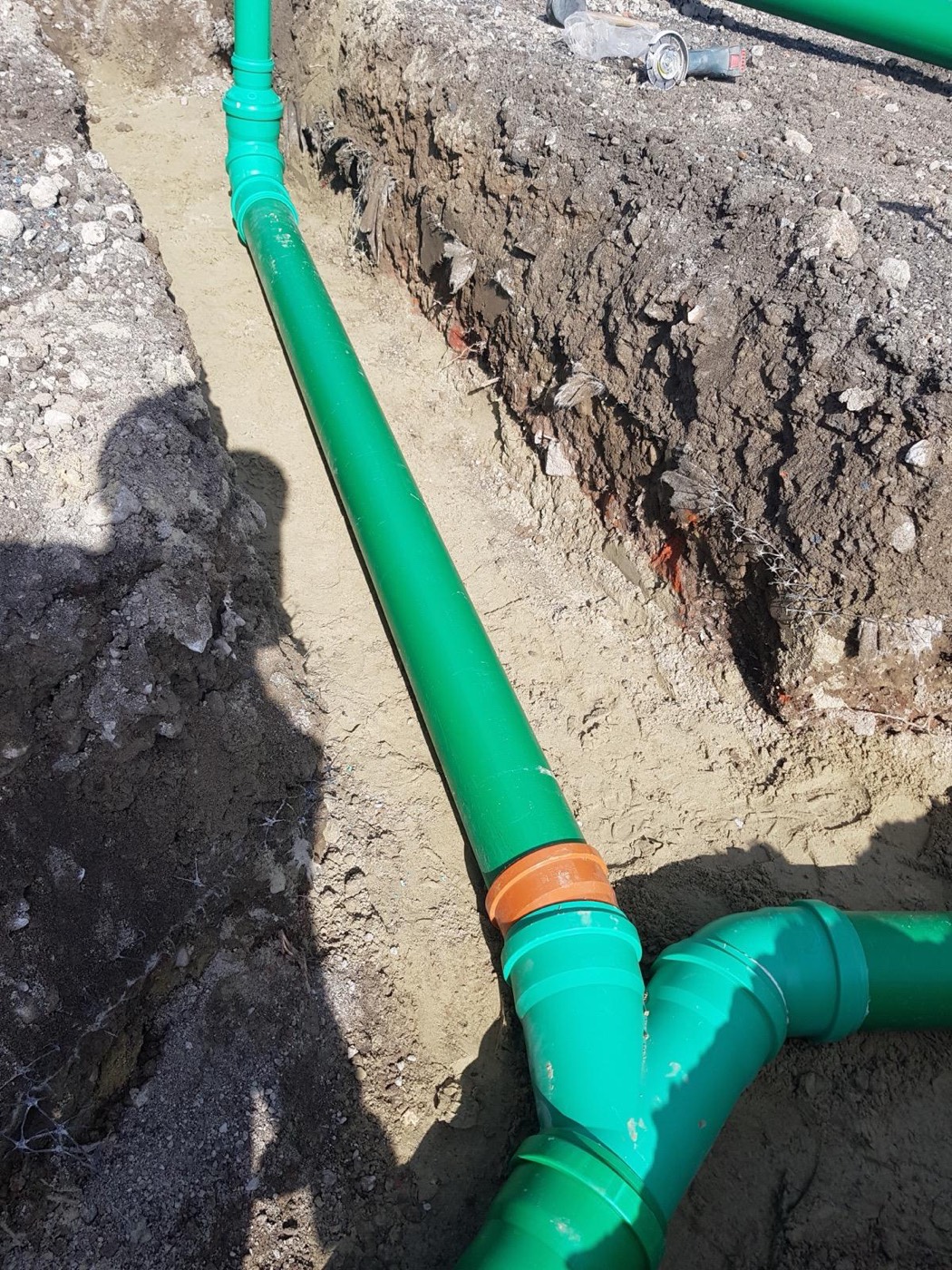 Verlegte Regenwasserleitungen im Rohrgraben von Stein Profi