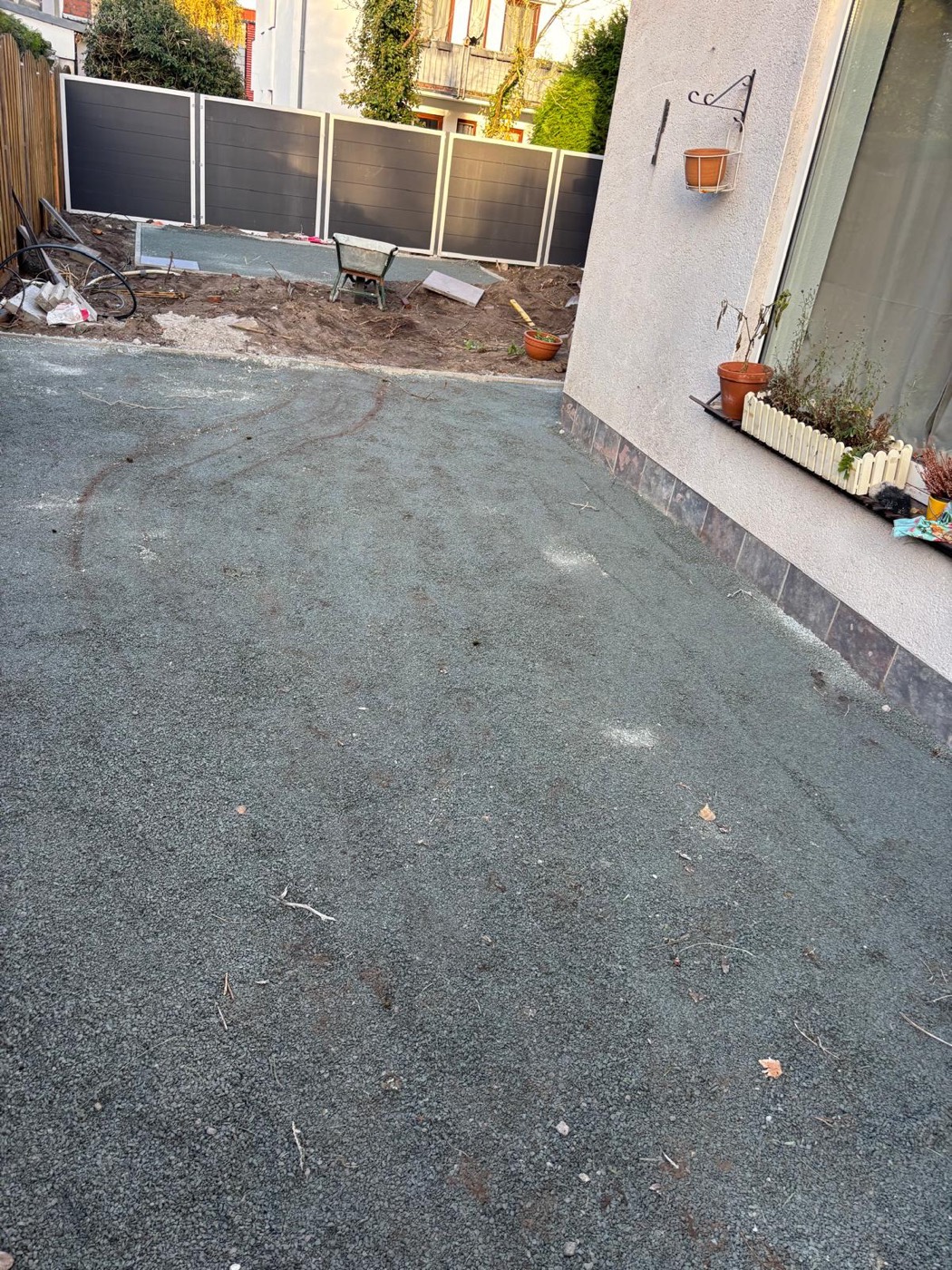 Vorbereiteter Untergrund vor der Anlage des Gartens