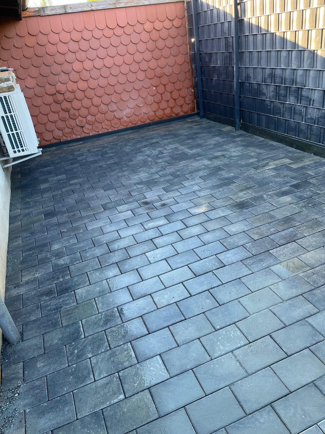 Fertig im Verband gepflasterter Innenhof von Stein Profi