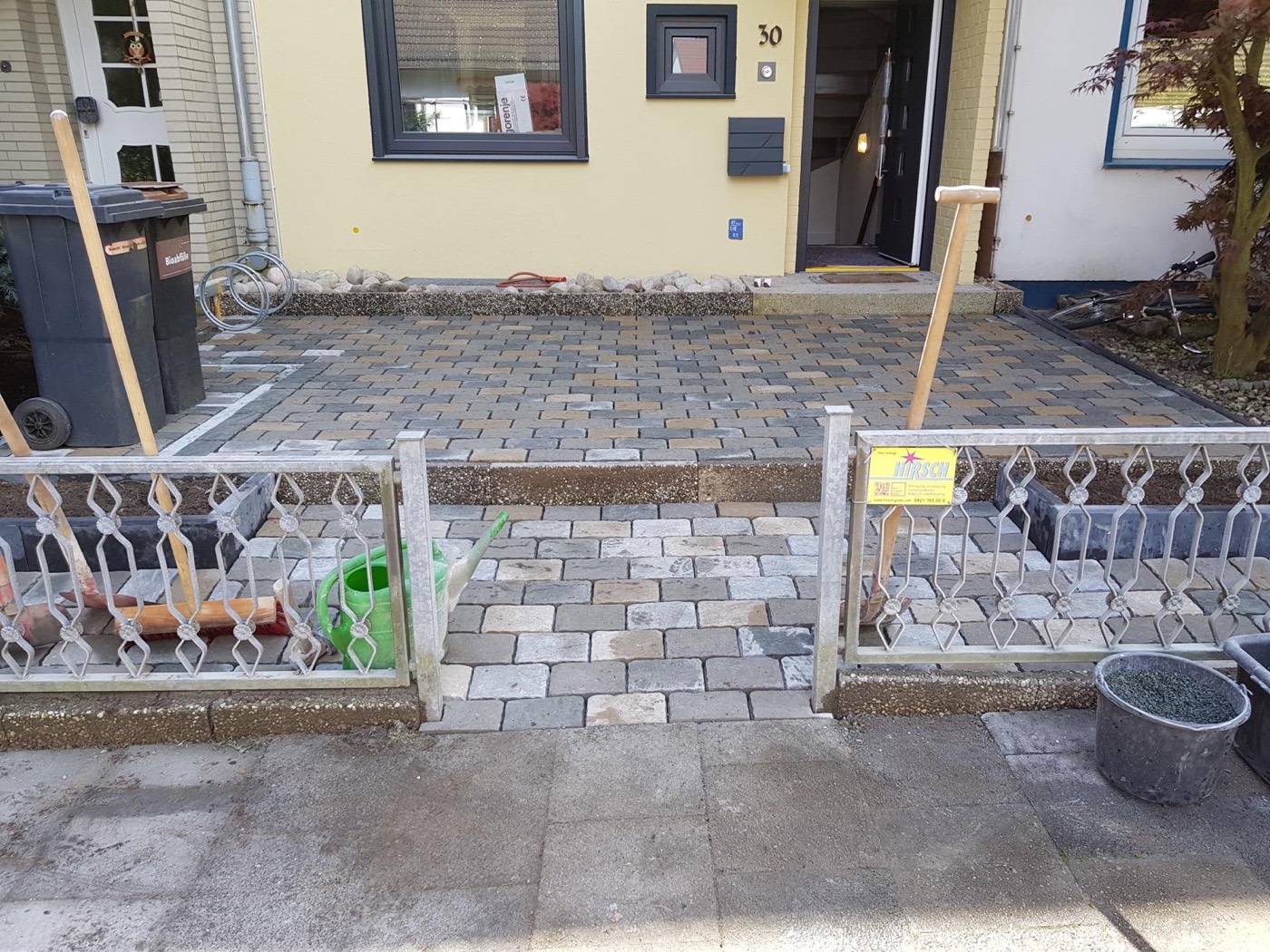 Fertig gepflasterte Fläche am Haus von Stein Profi