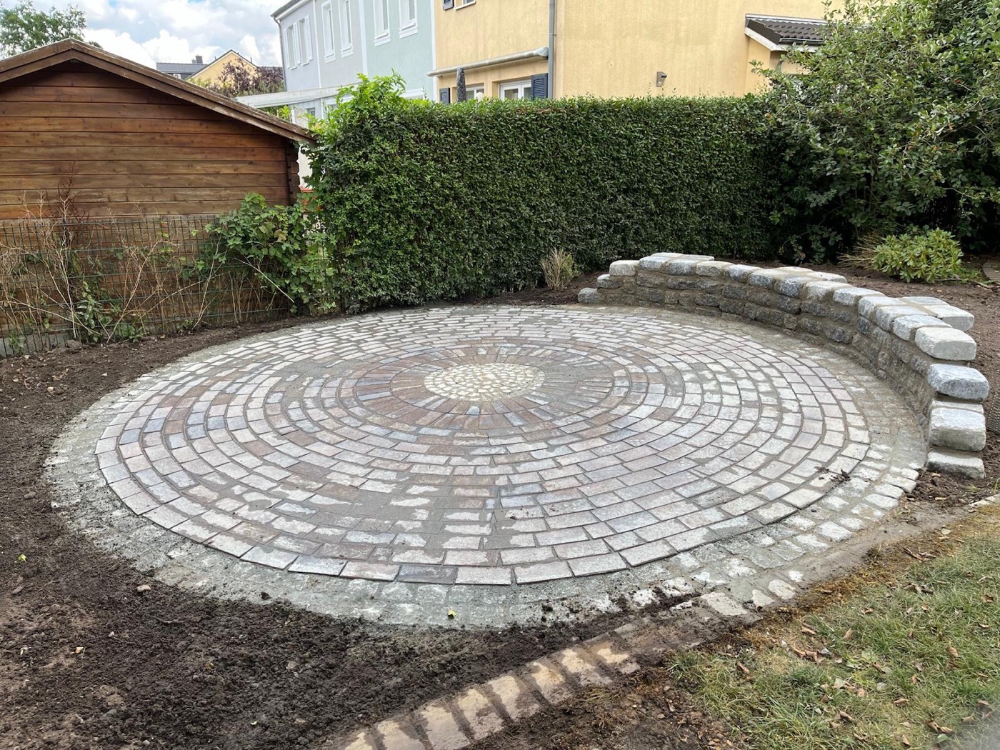 Runde gepflasterte Terrasse als Sitzplatz von Stein Profi