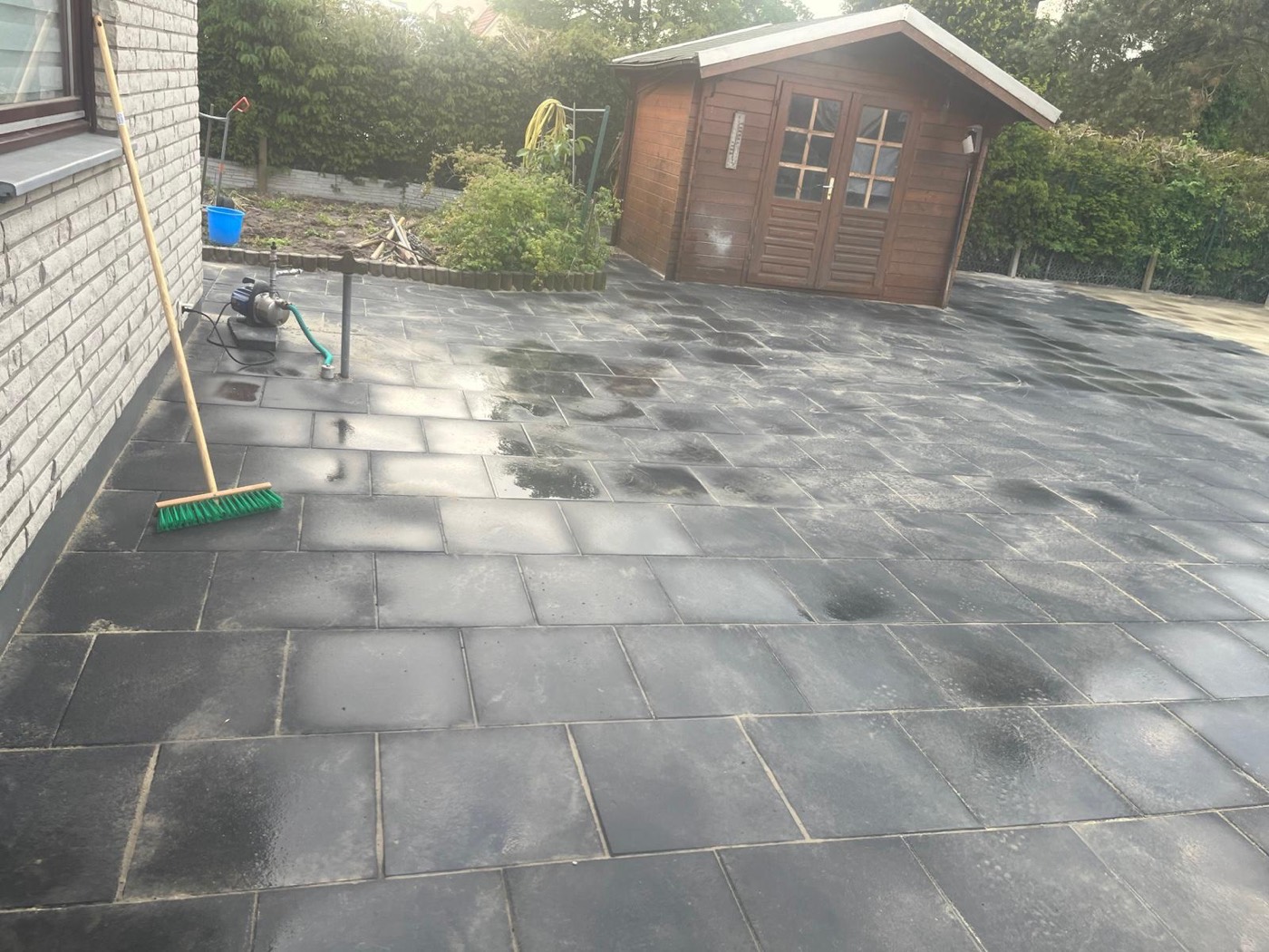 Gepflasterte Terrasse mit angrenzender Mauer von Stein Profi